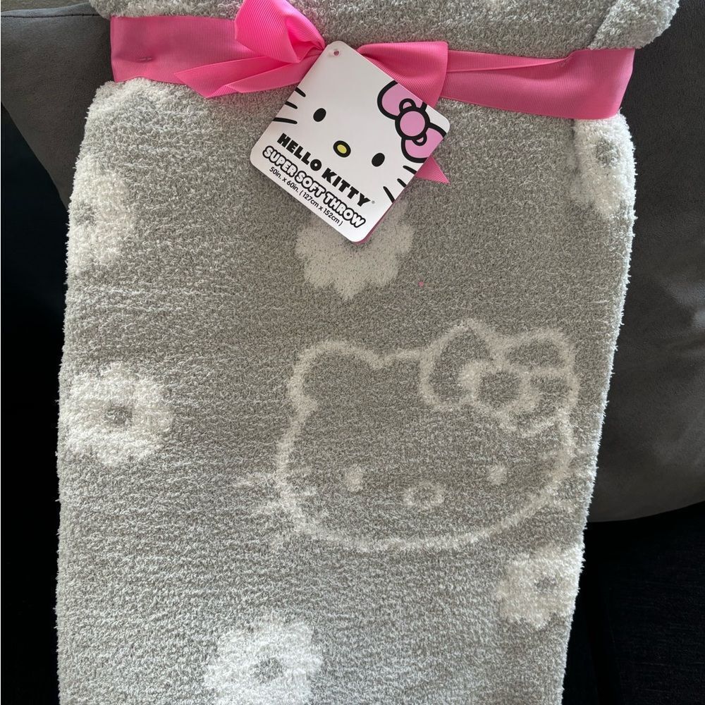Hello Kitty Super Soft Plush Throw 50" x 60” - Picture 3 of 4